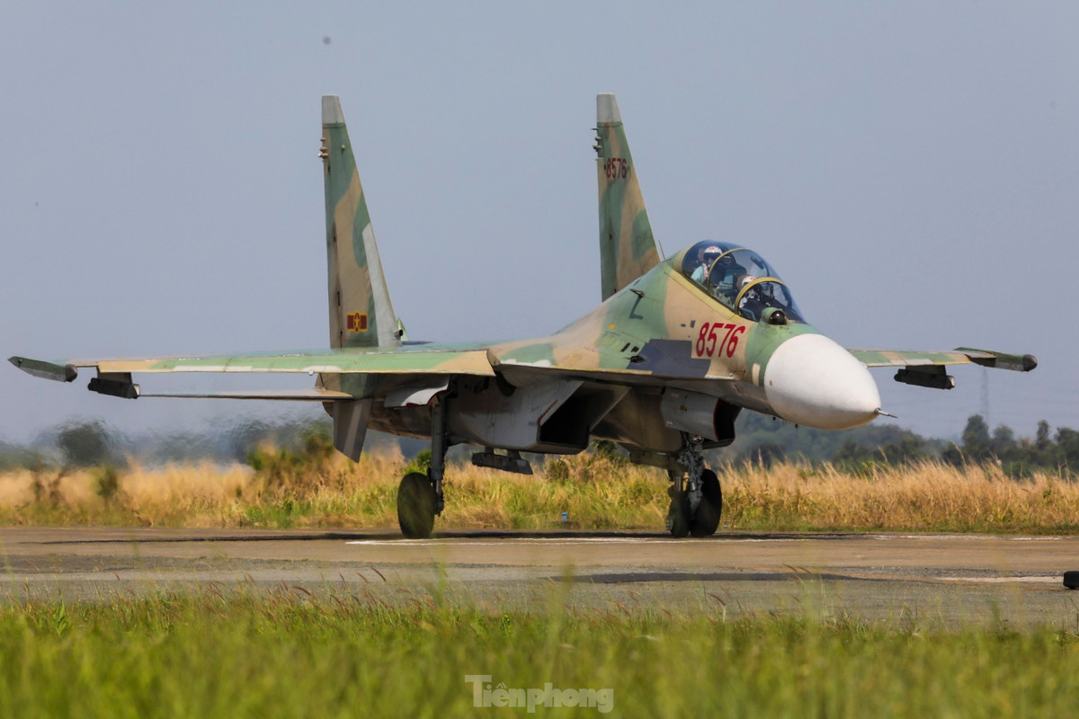Su-30MK2 là loại máy bay chiến đấu có hai động cơ với những cải tiến phụ phù hợp nhu cầu tác chiến trên biển nhiệt đới. Đây là khí tài hiện đại bậc nhất của Quân đội Nhân dân Việt Nam.