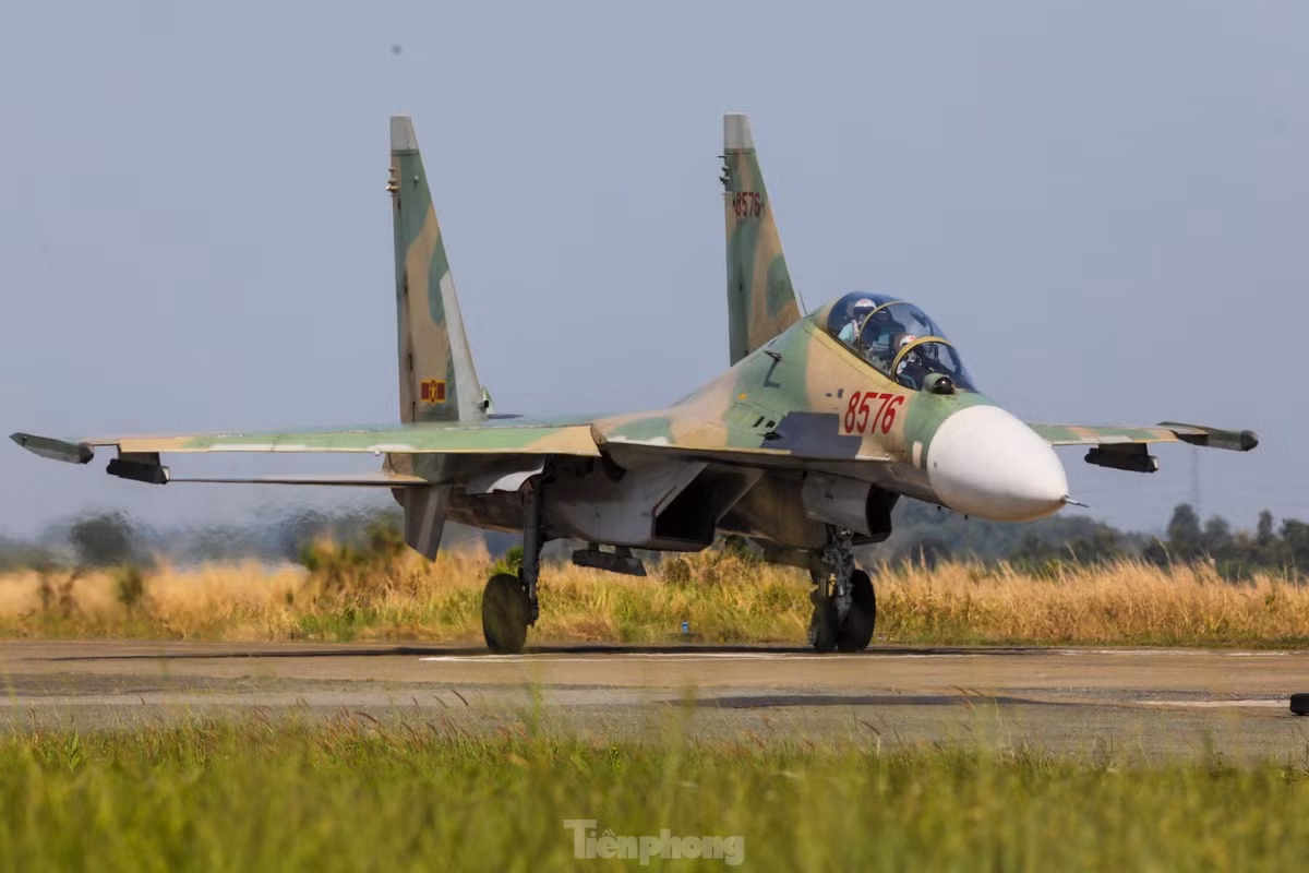Su-30MK2 là loại máy bay chiến đấu có hai động cơ với những cải tiến phụ phù hợp nhu cầu tác chiến trên biển nhiệt đới. Đây là khí tài hiện đại bậc nhất của Quân đội Nhân dân Việt Nam.