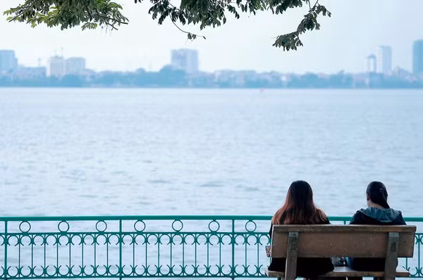 Lại thêm một sở thích rất "ngược đời" của giới trẻ Hà Thành. Ấy là vào ngày đông, mặc áo thật ấm phóng ra hồ Tây ngồi hóng gió. Khi được hỏi lý do vì sao có sở thích này, bạn Trần Linh 19 tuổi là sinh viên của một trường Đại học ở Hà Nội trả lời: "Mùa đông ra hồ Tây lạnh nhưng được ôm người yêu và ngắm cảnh chiều tà thật lãng mạn thì còn gì bằng". Ảnh: Internet.