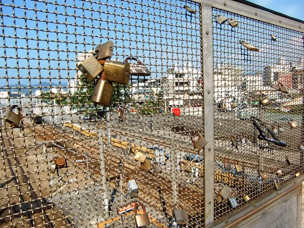 7. Cầu vượt chạm ga - Đài Loan: Nếu những cây cầu khóa tình yêu trước đều bắc qua những dòng sông êm ả thì nơi lưu giữ khóa tình yêu tại Đài Loan là cây cầu vượt qua trạm ga xe lửa. Tại đây bạn có thể thấy vô số loại khóa được được móc đôi một vào nhau trên tấm lưới...