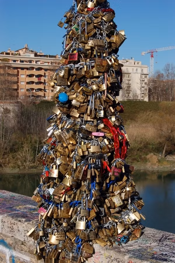2. Cầu Milvio - Rome, Italy: Ở Rome có rất nhiều cây cầu lớn nhỏ bắc ngang qua con sông Tevere, trong đó cây cầu Milvio nổi bật hơn cả bởi mang ý nghĩa biểu tượng cho tình yêu. Các đôi tình nhân thường đi dọc cây cầu, trao nhau những nụ hôn say đắm, mang theo ổ khóa có khắc tên của hai người cùng những lời thề non hẹn biển sau đó treo vào cột đèn trên cây cầu...