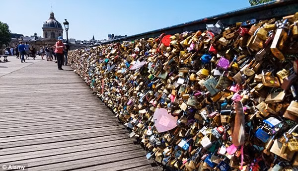 1. Cầu Pont des Arts - Paris, Pháp: Pont des Arts (Cầu đi bộ Nghệ thuật) là một cây cầu đi bộ bắc qua sông Seine tại Paris. Cây cầu này nổi tiếng là điểm đến lãng mạn không thể bỏ qua khi đến "kinh đô ánh sáng". Các đôi tình nhân đến đây để cùng dạo bước, trao nhau nụ hôn và cùng móc khóa lên cầu trước khi ném chìa khóa xuống sông Seine...
