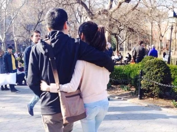 Có thể thấy trong ảnh, cô bé trà sữa và bạn trai tin đồn có những hành động rất thân mật như ôm eo, khoác vai nhau cùng sánh bước.