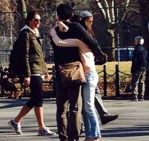 Cô bé trà sữa rất tự nhiên và thân mật quấn chặt lấy bạn trai.