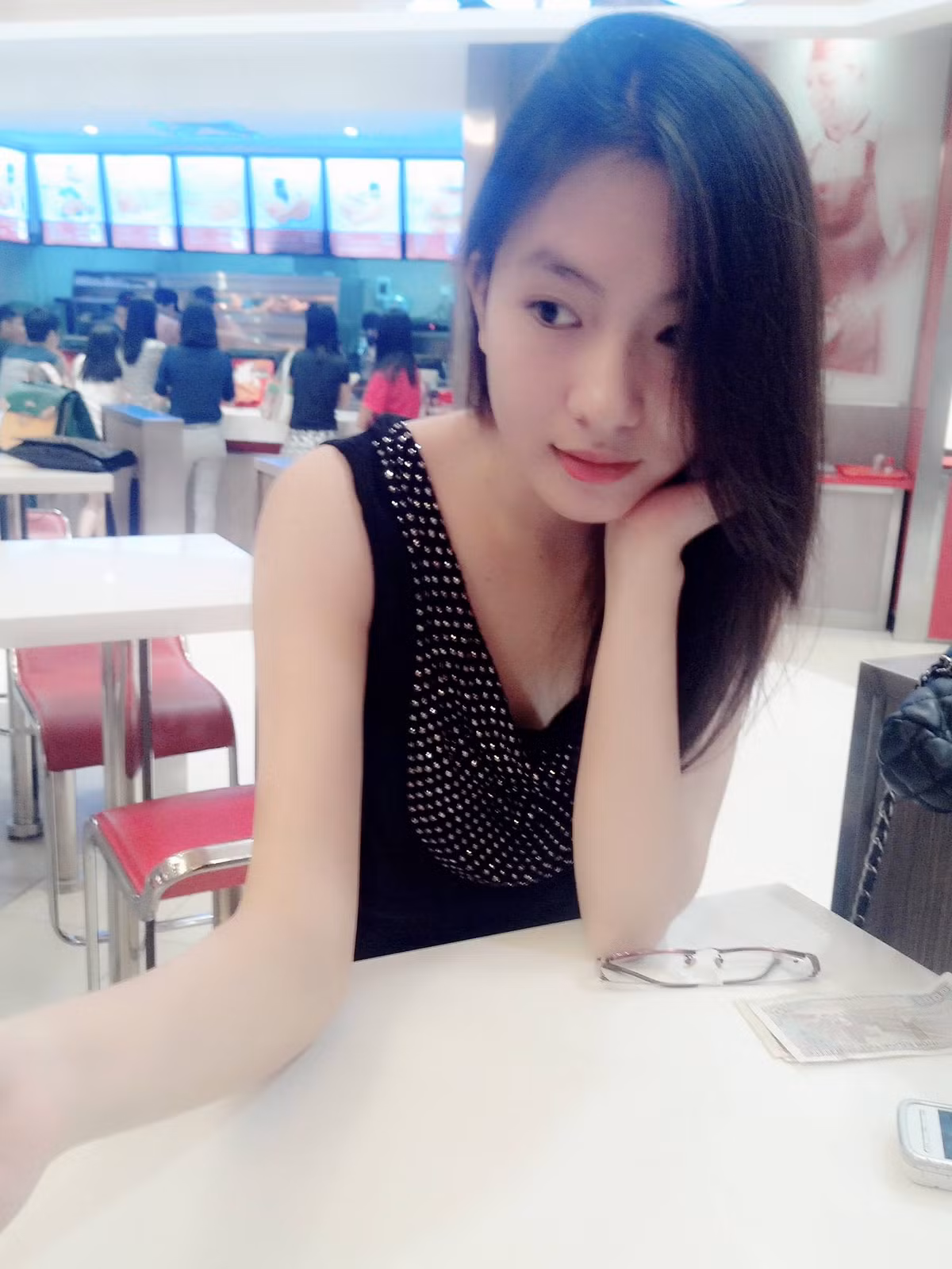 Khác với vẻ ngoài dịu dàng, Vũ Thị Ngọc - Hoa khôi trường ĐH Đông Đô lại khá lém lỉnh, nghĩ ra chiêu trò trong ngày Cá tháng Tư.