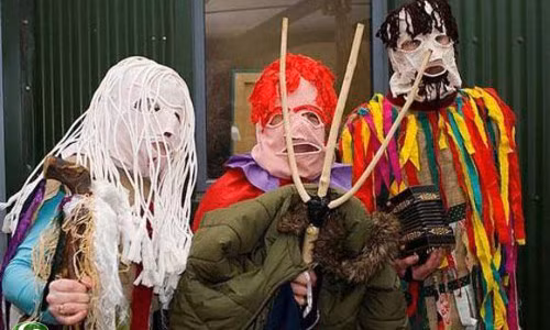  Diễn kịch câm. Đây là phong tục đón Giáng sinh nổi tiếng ở đất nước Latvia. Người dân ở đây sẽ mặc những trang phục kỳ quặc, đeo mặt nạ biến họ thành gấu, dê… để chào đón Noel.