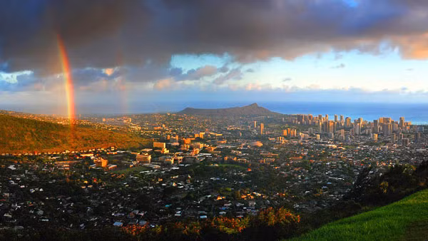 Thời điểm thích hợp nhất để ngắm sự kì diệu của thiên nhiên (cầu vồng) có lẽ vào lúc hoàng hôn. Sở dĩ Honolulu quanh năm có cầu vồng là vì phía các ngọn núi phía bắc của Honolulu thường xuyên bị bao phủ bởi mây, ngay cả khi mặt trời đang chiếu sáng.