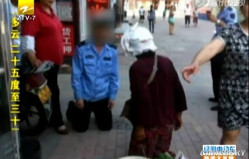 Anh chàng quản lý đô thị trẻ tuổi quỳ xuống thuyết phục bà cụ.