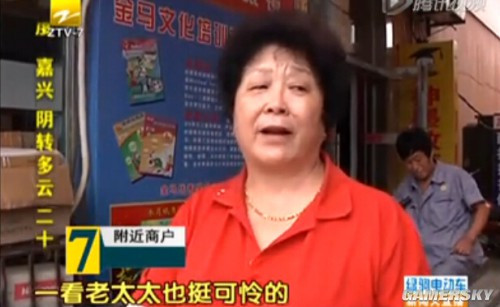 Nhân chứng cũng là người bán hàng gần đó cho biết chi tiết thêm về vụ việc.