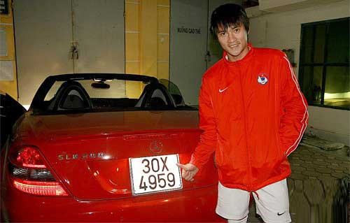 Theo những người mê tín cho rằng Công Vinh đen vì anh mua chiếc xe Mercedes SLK 200 màu đỏ không hợp với mệnh của CV9 nên đen đủi là đương nhiên. Ngay sau đó, CV9 tuyên bố anh bán xe mặc dù vừa mới sử dụng chưa được bao lâu. Ảnh: tinmoi.
