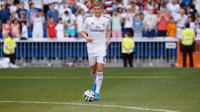 Toni Kroos bắt đầu mùa giải 2013-2014 ở vị trí lùi sâu trong sơ đồ 4-3-3 của Pep Guardiola nhưng điều đó đã giảm đi phần nào sức sáng tạo của tiền vệ hay nhất World Cup 2014 của ĐT Đức. Bắt đầu mùa 2014-2015 với đội bóng mới là Real Madrid, chắc chắn Toni Kroos sẽ được trở lại với vị trí tiền vệ công quen thuộc. Với những đường chuyền có độ chính xác cao cùng những pha tạt bóng hóc hiểm. Toni Kroos sẽ là làm HLV Ancelotti đau đầu trong việc chọn ai thi đấu nơi tuyến giữa của Real Madrid.