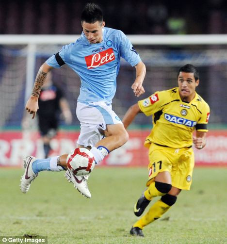 Đội trưởng của ĐT Slovakia, Marek Hamsik là một tiền vệ toàn diện. Anh chơi tốt cả hai chân, qua người, kiểm soát bóng và kiến tạo đều tốt. Ngoài ra, nếu có thời gian và khoảng trống, cầu thủ này luôn chăm chỉ với những pha sút xa không thua kém những pha dứt điểm của những tiền đạo.