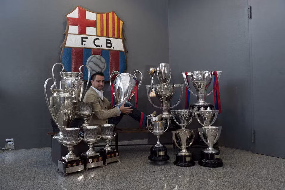 Xavi Hernández là một tiền vệ kiến tạo chứ không phải một người thu hồi bóng, đánh chặn hay chỉ biết chuyền những đường chuyền ngắn đơn giản. Anh là một thiên tài về tư duy bóng đá, kỹ năng ra quyết định của anh khiến đối thủ choáng ngợp, các đối thủ không đơn giản để lấy bóng được từ chân Xavi. Có Xavi trong đội hình đảm bảo đội bóng hoàn toàn áp đảo về chỉ số cầm bóng. Với 3 chức vô địch lớn cùng ĐTQG, 7 chức vô địch La Liga và 3 chức vô địch UEFA Champions League là quá đủ để đưa Xavi đi vào danh sách những tiền vệ trung tâm xuất sắc nhất lịch sử bóng đá thế giới.