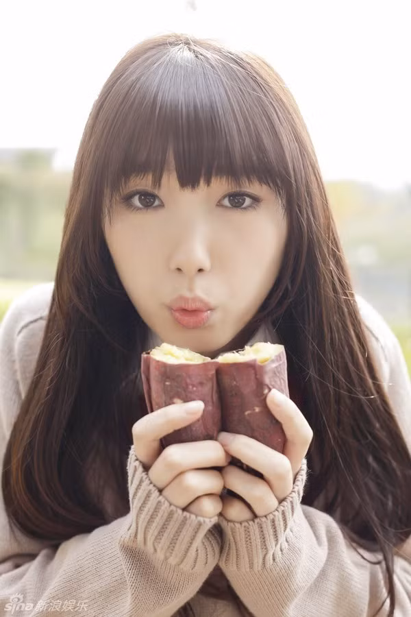 Tuy nhiên, vẫn có những fan trung thành của Aragaki cho rằng so sánh như thế thật lố bịch: "Vẻ đẹp của Aragaki Yui là không thể thay thế, bởi vậy Marie Iitoyo chỉ cần giống cô ấy là đã nổi tiếng rồi".