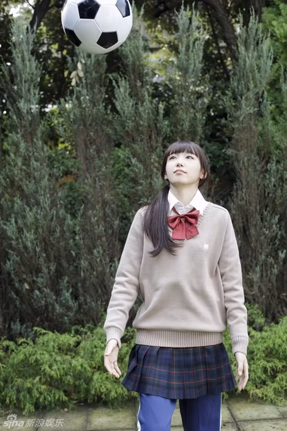 Aragaki Yui cũng sinh năm 1998 như Marie Iitoyo, tuy nhiên Aragaki lại là một thần tượng, diễn viên, ca sĩ, người mẫu người Nhật Bản. Với vẻ đẹp của mình, hiện nay cô được cho là một trong những thần tượng được yêu thích nhất tại xứ sở hoa anh đào. Được so sánh với "thần tượng đáng yêu quốc dân" chứng tỏ Marie Iitoyo đang chiếm một vị trí không nhỏ trong lòng công chúng.