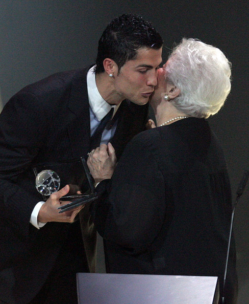 Cris Ronaldo vinh dự là người đầu tiên nhận danh hiệu Puskas.