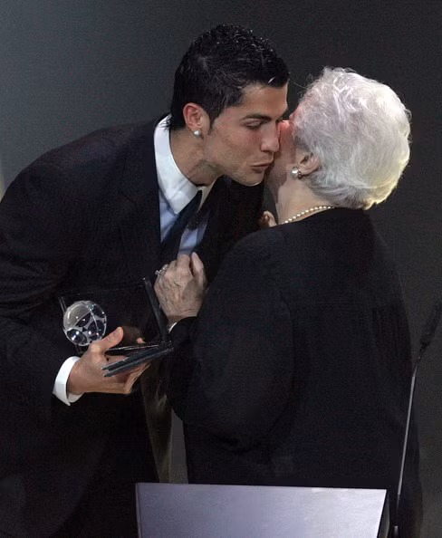 Cris Ronaldo vinh dự là người đầu tiên nhận danh hiệu Puskas.