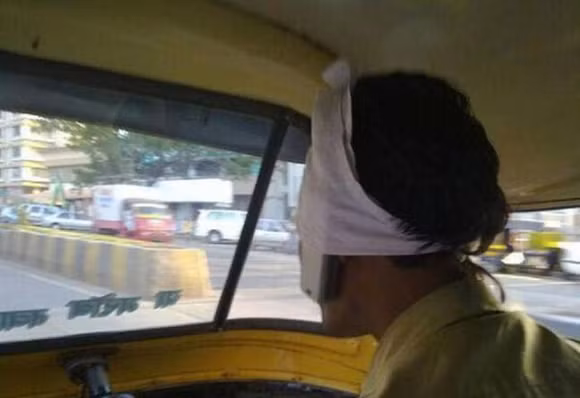 Không phải cầm điện thoại.