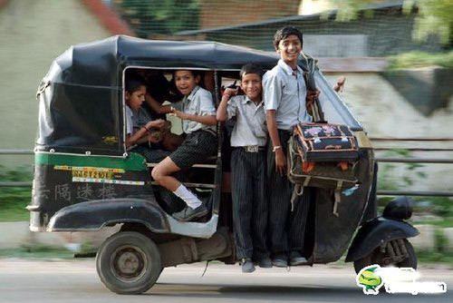 Học sinh đi học.