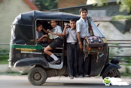 Học sinh đi học.