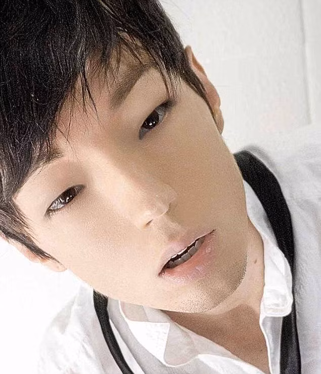 Sau khi theo học tại Đại học Dongseo, Hàn Quốc trong chương trình trao đổi sinh viên tại Hàn Quốc, Xiahn lại càng khát khao có được vẻ đẹp giống như các sao nam Hàn.