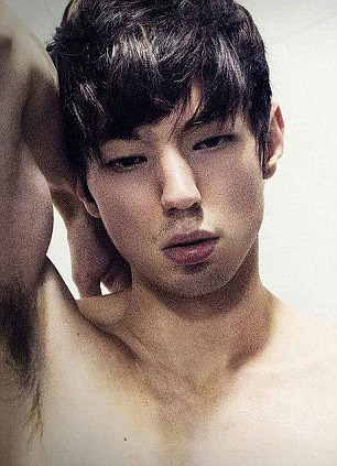 Trải qua 10 ca đại phẫu mô phỏng theo các nét đẹp của các sao nam xứ Hàn, Xiahn đã có được vẻ ngoài mong muốn với làn da trắng bóc, đôi mắt một mí, chiếc mũi thon gọn, lỗ mũi hạt chanh...