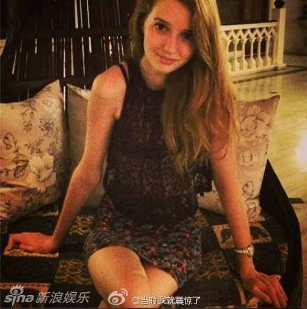 Những thông tin và hình ảnh về cô mẫu Tây xinh đẹp này được cư dân mạng chia sẻ và khen ngợi hết lời.