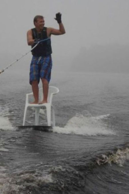 Lướt sóng bằng ghế siêu độc.