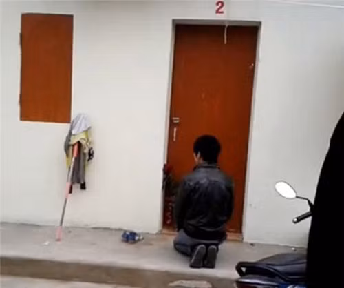 Cuối năm 2013, hình ảnh một chàng trai trẻ quỳ gối trước phòng trọ người yêu với bông hồng từng khiến cư dân mạng xôn xao. Sau cuộc cãi vã, anh van xin người yêu ra mở cửa và mong cô tha thứ bằng đóa hồng cùng hành động quỳ gối hối lỗi.