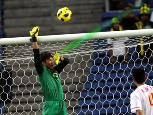 Thủ môn Tấn Trường của ĐTVN tại kì AFF Cup 2010 cũng đã là nạn nhân, khi thi đấu trên sân Bukit Jalil, ĐTVN gặp Malaysia tại bán kết lượt đi. CĐV Malaysia chiếu laser vào mắt Tấn Trường và làm thủ môn này lọt tay trong một pha bóng. Ảnh: TTVH.