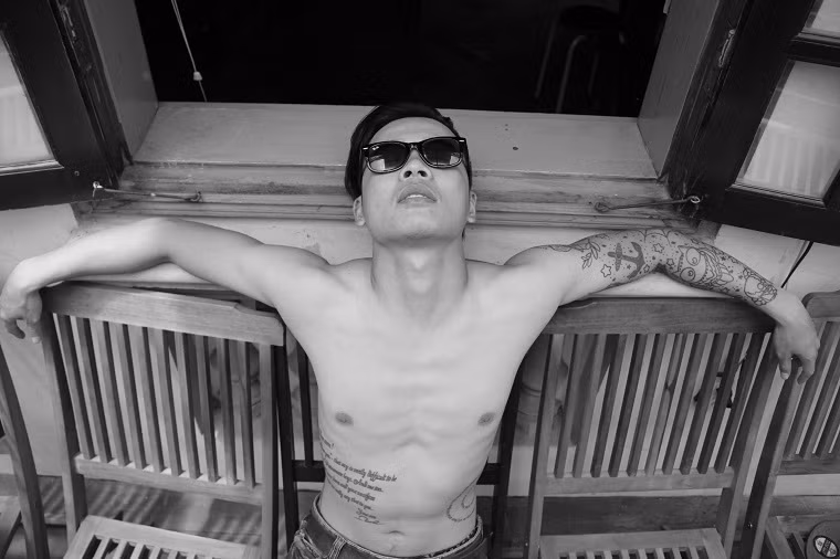 "Khi bạn gặp những người trên thân thể kín mít những hình xăm, bạn cảm thấy ái ngại cho họ khi tại sao lại xăm nhiều như vậy? Họ không sợ? Bởi vì họ đã vượt qua được nỗi sợ đó hình xăm đầu tiên... tất cả chỉ là một nỗi sợ tạm thời".