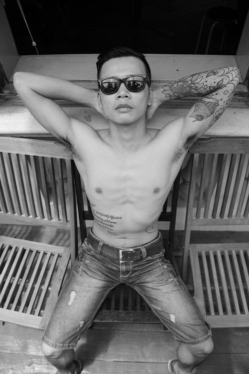 "Nhưng chúng tôi sẽ giải thích thêm rằng: "Cơn đau do kim châm cũng như những lúc thăng trầm trong cuộc sống, những đường xăm sẽ ngừng đau cũng như cuộc đời của bạn có lúc suôn sẻ".