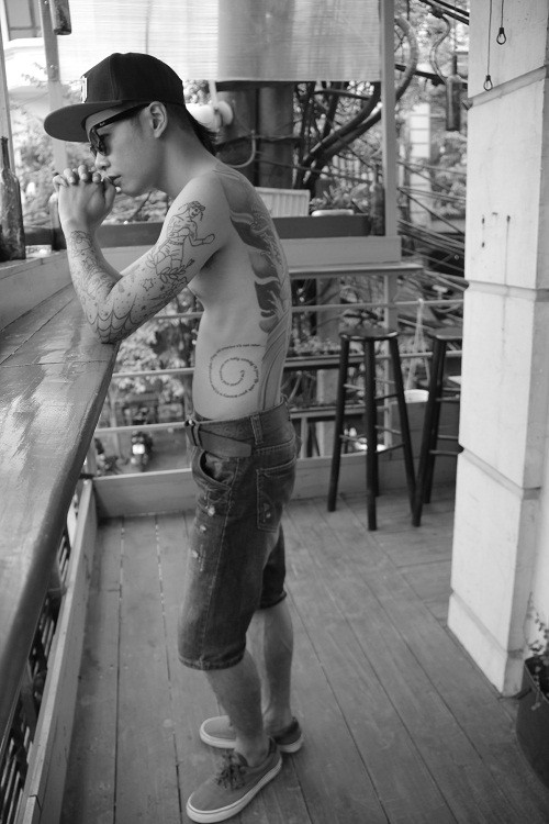 "Chúng tôi cũng vậy, khi quyết định xăm mình, chúng tôi sợ bị gia đình phải đối, sợ bị người khác đánh giá, sợ đau đớn, sợ không hợp, sợ xăm lỗi. Nhưng những thứ như vậy đã được giải quyết sau hình xăm đầu tiên. Hình xăm đầu tiên là kinh nghiệm để chúng tôi có những hình xăm tiếp theo".