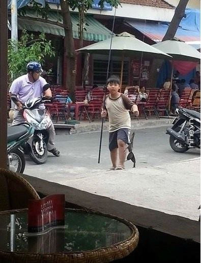 Bố ơi con vừa câu được "vật thể lạ"!