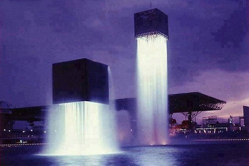 Đài phun nước Floating (Osaka, Nhật Bản): được thiết kế bởi nhà thiết kế Isamu Noguchi, khi mới nhìn Floating Fountains như hai khối hộp bật tung khỏi mặt nước. Với thiết kể thả nổi trong không trung, đài phun nước này quả thật trông rất ma thuật và kỳ diệu.