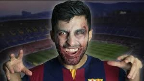 Mới đây, trong dịp Halloween một fan cuồng của Suarez đã đóng giả chính cầu thủ này với hàm răng thỏ và mặc quần áo cầu thủ để ra dọa mọi người bằng những phát cắn. Ảnh: theflama.com.