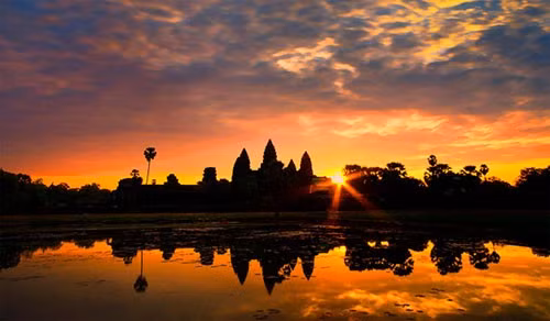 Còn với những du khách muốn thoát khỏi không gian xô bồ của thành thị, điểm đến lý tưởng của họ có lẽ là Siem Reap (Campuchia). Tại Siem Reap có đỉnh Bakheng, một ngọn đồi nằm giữa Angkor Wat và Angkor Thom, chỉ với 20 phút leo núi là bạn đã có thể chiêm ngưỡng sự huyền ảo của quần thể Angkor dưới ánh chiều tà.