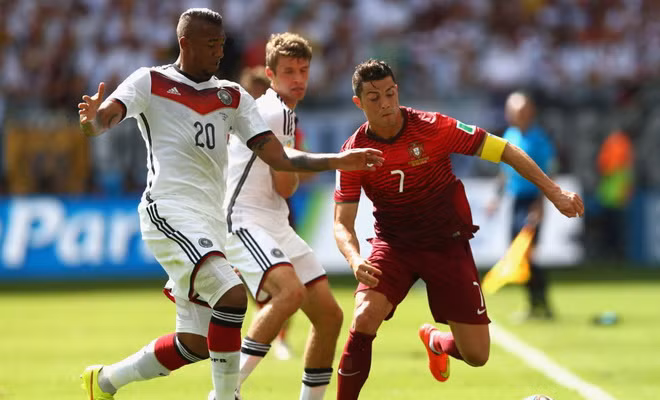 Bóng đá là môn thể thao đề cao tinh thần đồng đội. Một cầu thủ biết đồng đội, vì lợi ích của đội bóng thì cầu thủ ấy bao giờ của cũng có cái đầu thông minh, đôi chân tài hoa. Khi bạn sống trong một môi trường tập thể, cá nhân sẽ không bao giờ tỏa sáng được khi không có đồng đội ở cạnh.