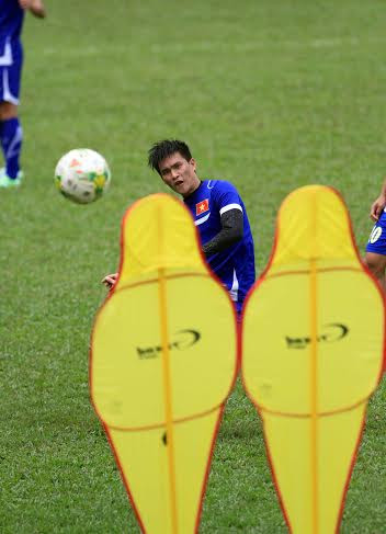 Năm nay, sinh nhật của tân binh Becamex Bình Dương này đến trước một ngày ĐTVN có trận đấu quan trọng để giành tấm vé vào chung kết, nên Công Vinh càng quyết tâm tập luyện mà quên đi sinh nhật mình. Ảnh: Zing.