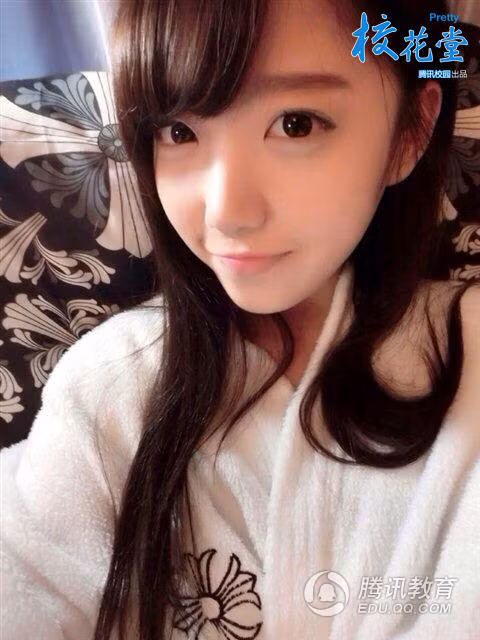 Tuy đã là nghiên cứu sinh nhưng Peng Peng vẫn giữ được sự tươi trẻ chẳng khác nào sinh viên năm nhất. Nhiều cư dân mạng tỏ ra ghen tị với sự trẻ trung của cô nàng.