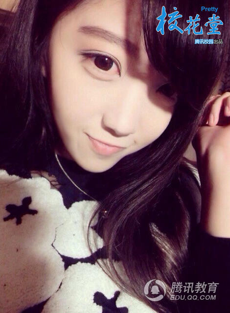 Bên cạnh đó, cư dân mạng "tung hoa" Peng Peng không chỉ bởi ngoại hình mà còn bởi tài năng của cô, Peng Peng học hành chăm chỉ và đạt được những thành tích cao mà không phải cô nàng hot girl nào cũng làm được.