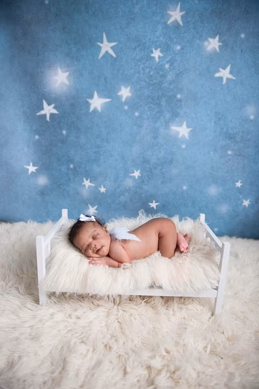 Tiểu thiên thần mơ gì mà cười tươi thế kia.