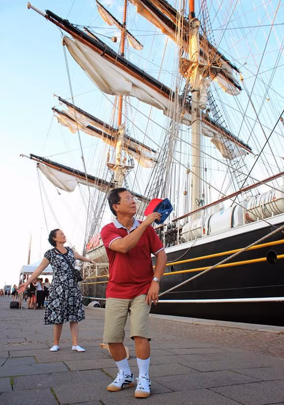 Chụp ảnh bên một con thuyền