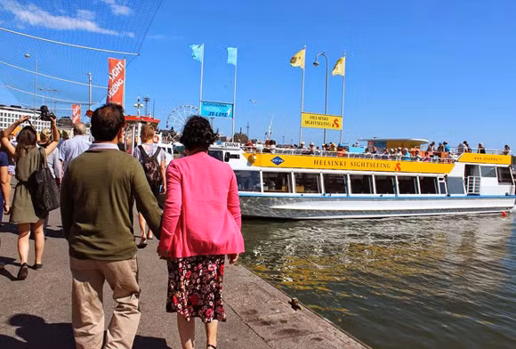 Ông nắm tay bà tình cảm tham quan Helsinki.