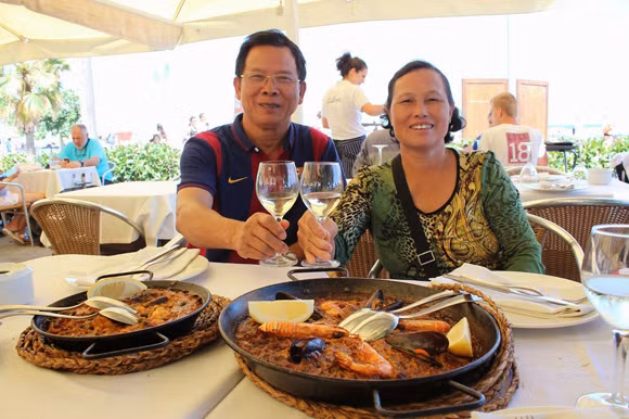 Ông bà chia sẻ, rất thích không khí trong lành ở Bắc Âu, kiến trúc cổ ở Nam Âu, đồ ăn dù không hợp khẩu vị bằng món ăn Việt nhưng cũng “thử cho biết”. Ảnh chụp hai người đang thưởng thức món ăn ở Tây Ban Nha.