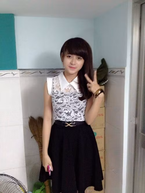 Cô giáo trong bức ảnh gây xôn xao cộng đồng mạng có tên Vũ Thị Phương, sinh năm 1991, hiện là giáo viên môn Địa lý tại Trung tâm Giáo dục thường xuyên quận 8, TP Hồ Chí Minh.