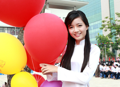 Với vẻ đẹp dịu hiền, cô giáo Hồng Anh đã trở thành thần tượng của học sinh trường Ams và rất nhiều học sinh trên cả nước.