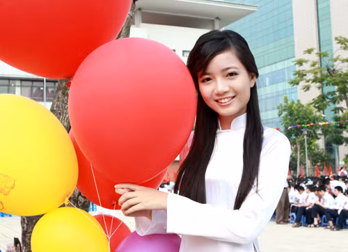 Với vẻ đẹp dịu hiền, cô giáo Hồng Anh đã trở thành thần tượng của học sinh trường Ams và rất nhiều học sinh trên cả nước.