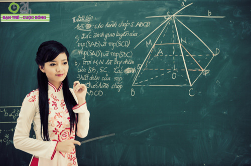 Sinh năm 1991, cô giáo Phan Hồng Anh đã tốt nghiệp lớp Tài Năng Toán K58 ĐH Sư Phạm Hà Nội. Cô từng đoạt giải Á khôi cuộc thi Hoa khôi sinh viên Hà Nội (Imiss Thăng Long)