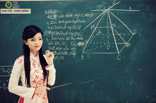 Sinh năm 1991, cô giáo Phan Hồng Anh đã tốt nghiệp lớp Tài Năng Toán K58 ĐH Sư Phạm Hà Nội. Cô từng đoạt giải Á khôi cuộc thi Hoa khôi sinh viên Hà Nội (Imiss Thăng Long)